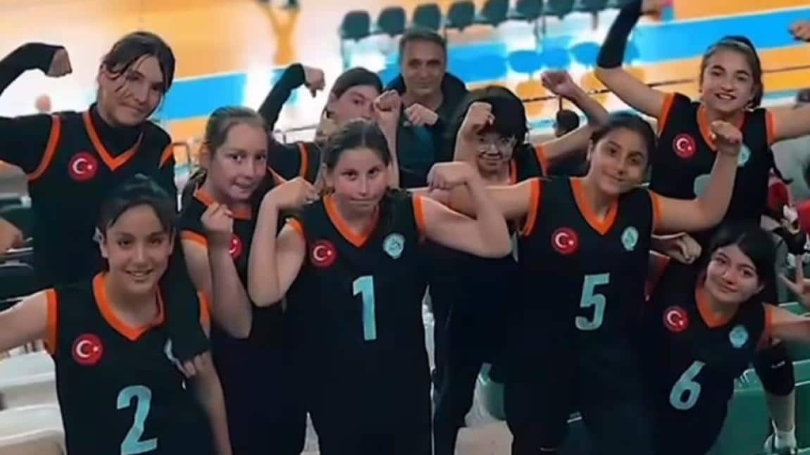 Denizli Gençlik ve Spor İl Müdürlüğü Tarafından Düzenlenen Okul Sporları Küçük Kızlar Voleybol Müsabakalarında İlk İki Maçımızı  2 _ 0 Kazandık.