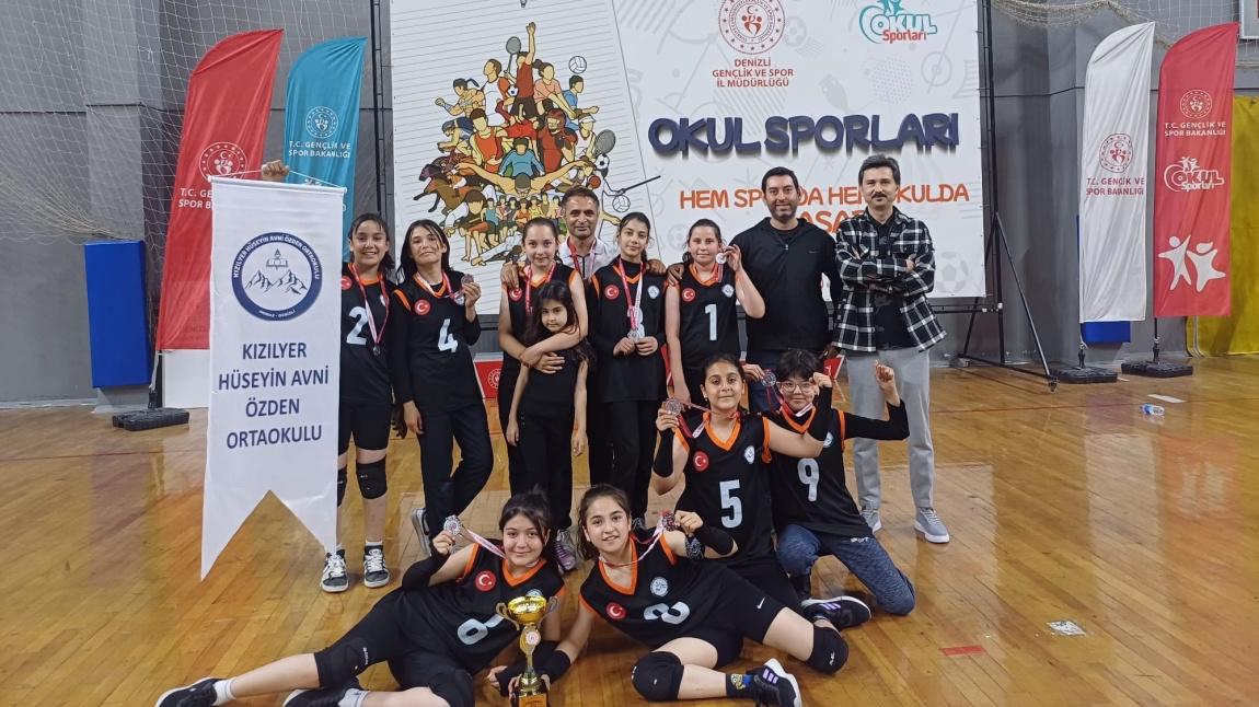 KÜÇÜK KIZLAR VOLEYBOL TAKIMIMIZ  İL 2. Sİ OLDU.