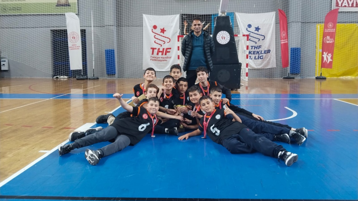 KÜÇÜK ERKEKLER VOLEYBOL TAKIMIMIZ İL BİRİNCİSİ OLDU